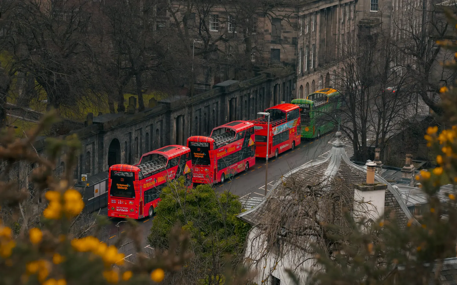 Buses descapotables de dos pisos de Edinburgh Bus Tours preparados para salir